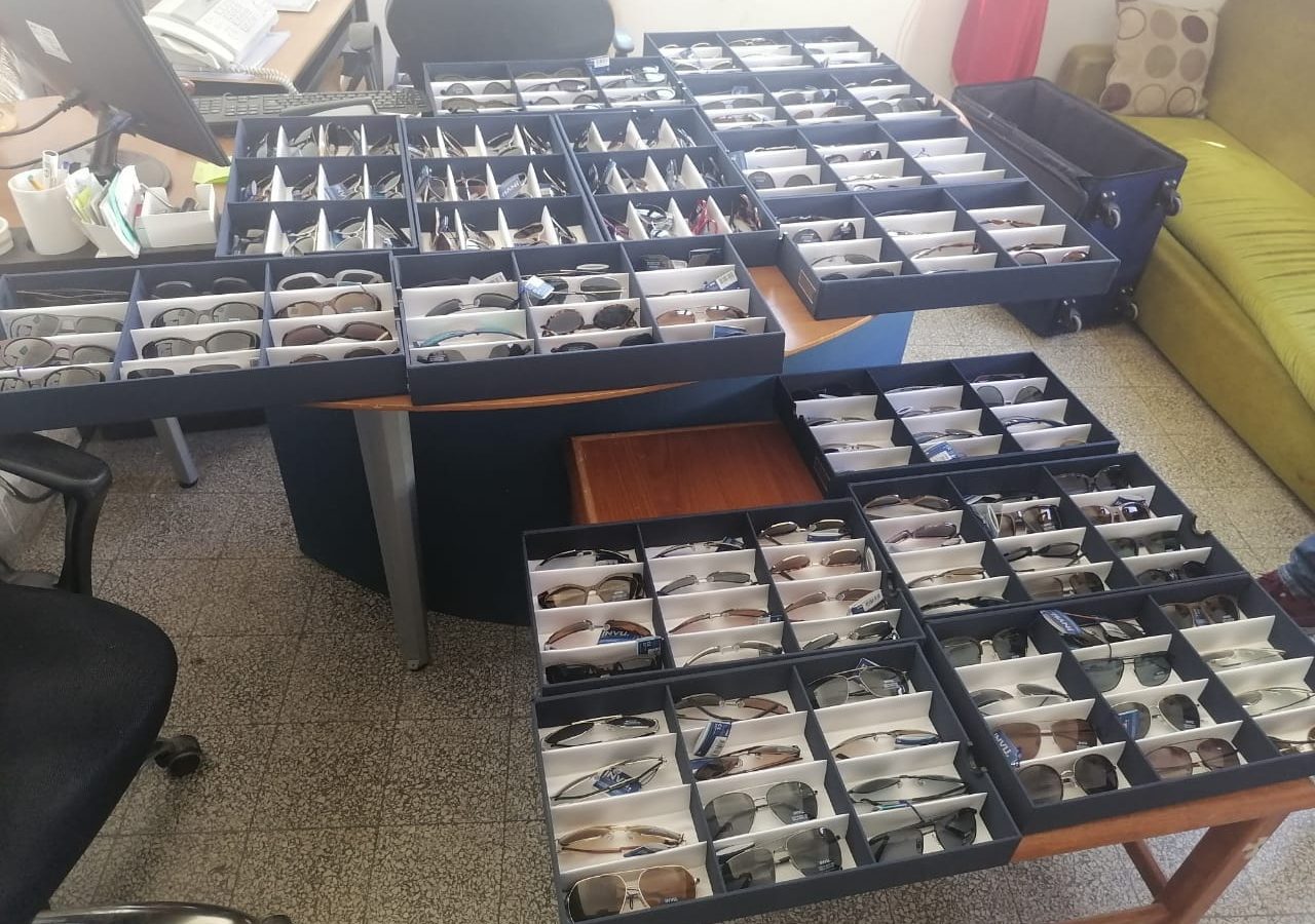 القبض على 3 شبان سرقوا نظارات قيمتها 60 مليونا من داخل سيارة