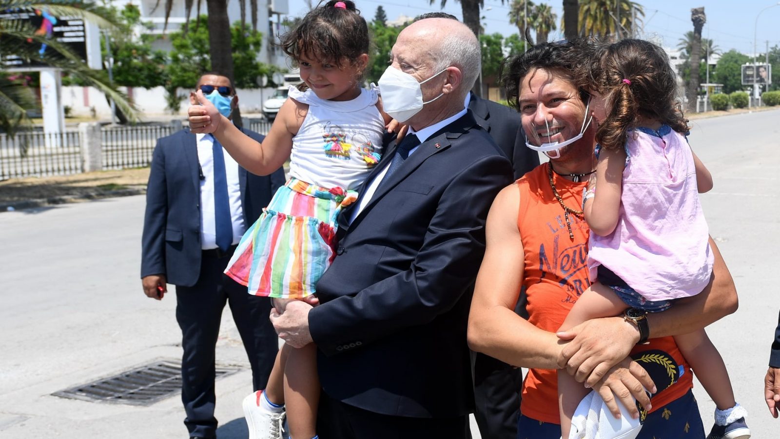 قيس سعيد في مركز التلقيح بالمنزه وفي شارع بورقيبة ( فيديو  وصور)