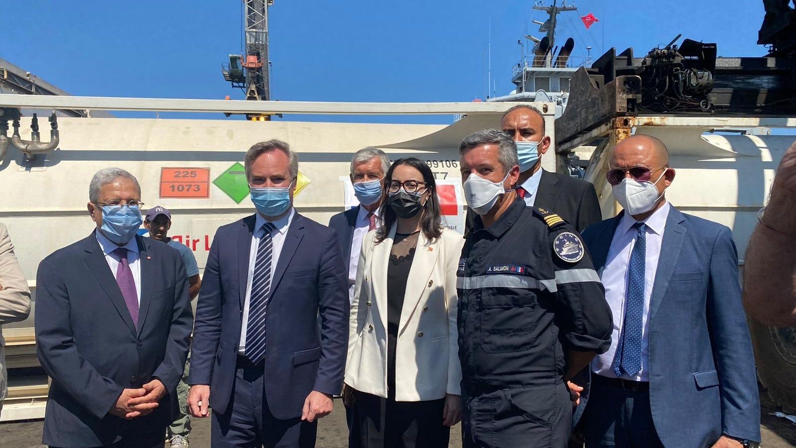 وصول باخرة فرنسية محملة بشحنة من الأكسجين (صور)