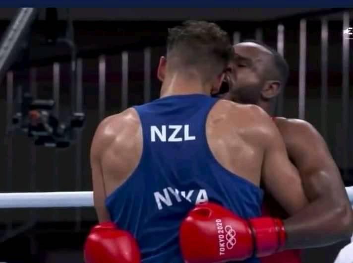 على طريقة “تايزون “/ملاكم مغربي حاول عض أذن منافسه