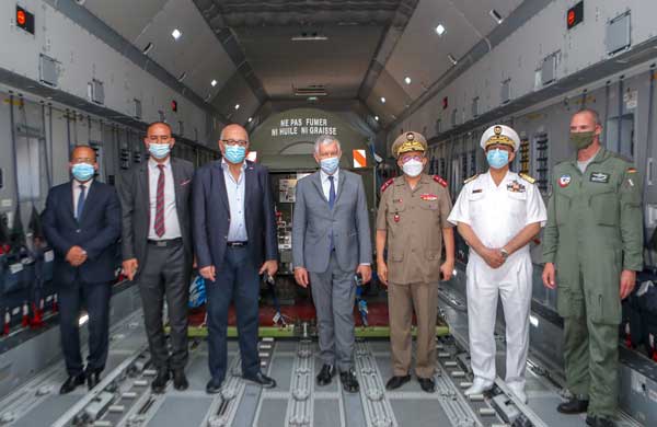 شاهد الفيديو/ وصول طائرة فرنسية محملة بالأكسجين شاهد الفيديو/ وصول طائرة فرنسية محملة بالأكسجين