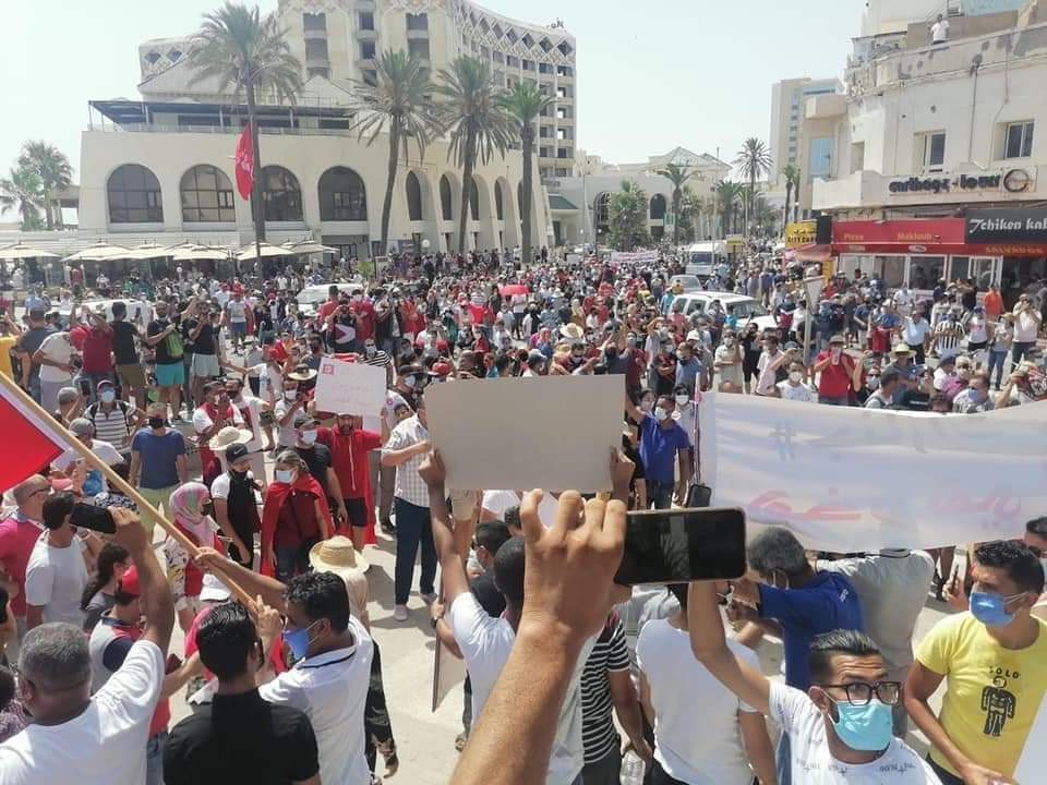 سوسة /محتجون يزيلون لافتة حركة النهضة ويطالبون برحيل الحزب