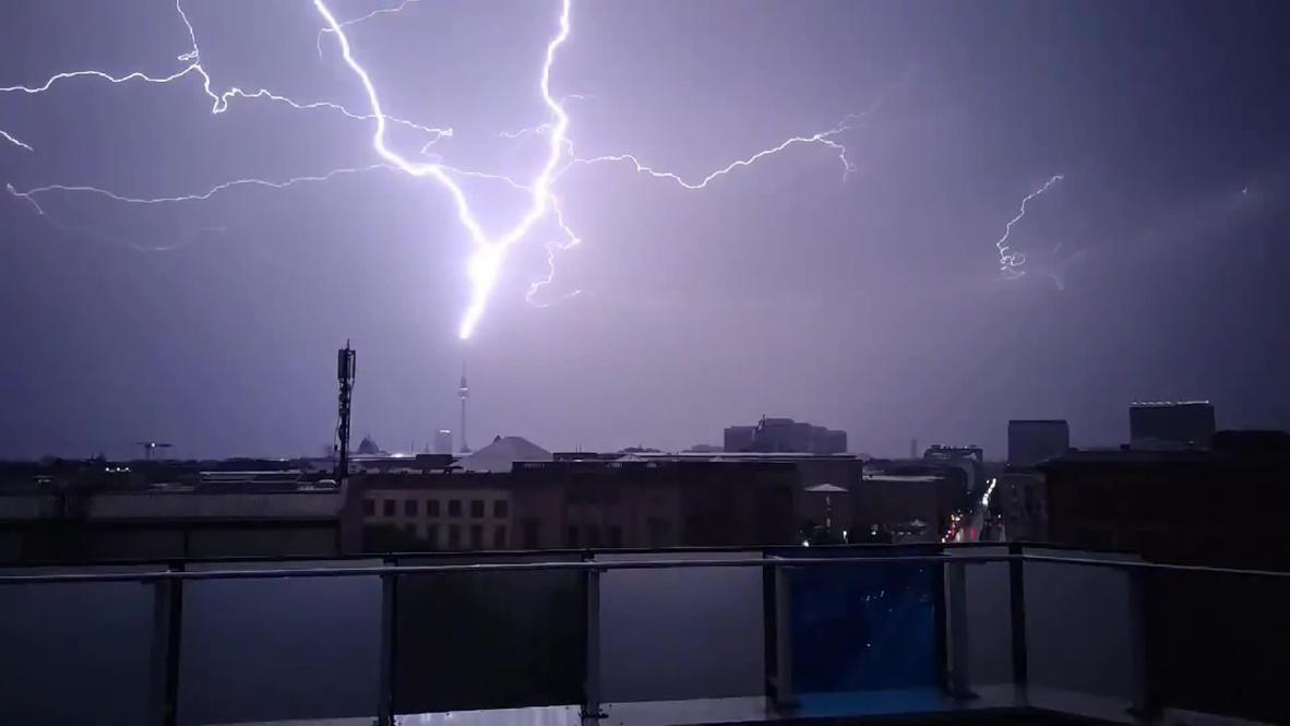 شاهد لحظة ضرب صاعقة برج التلفزيون في برلين (فيديو)