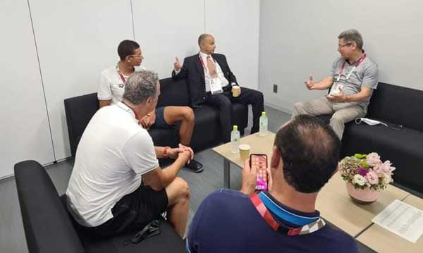 هذه هدية رئيس الاتحاد الدولي للسباحة تكريما لتتويج الحفناوي هذه هدية رئيس الاتحاد الدولي للسباحة تكريما لتتويج الحفناوي