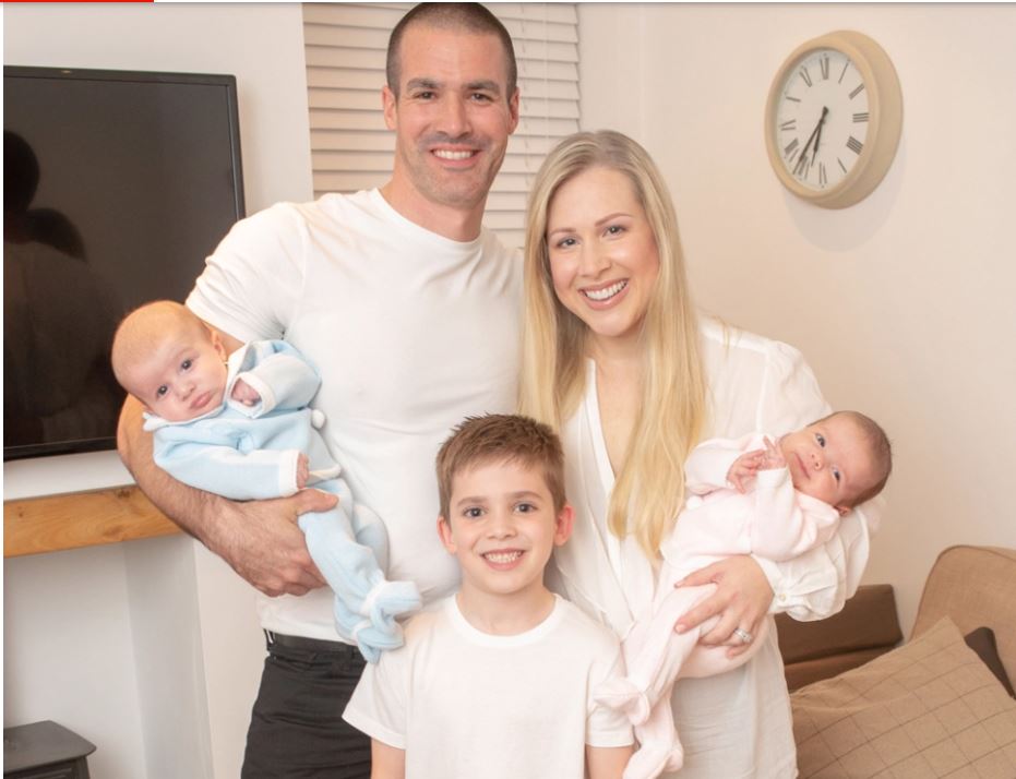 3 توائم لكن الفارق في العمر بينهم 7 سنوات