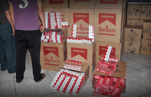 شاهد الفيديو/ مداهمة مستودع للسجائر المهربة.. وهذه قيمتها