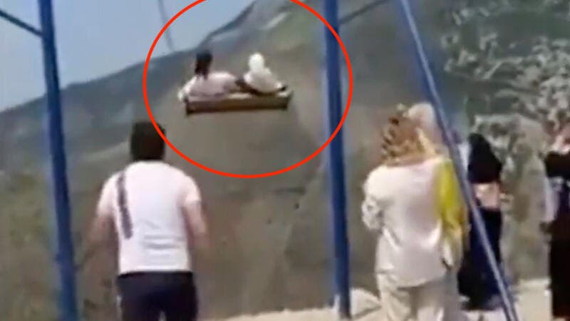 سقوط فتاتين من أرجوحة على ارتفاع شاهق وهذا مصيرهما (فيديو)