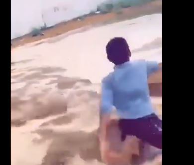 إلقاء طفل في مجرى!!!  (فيديو)