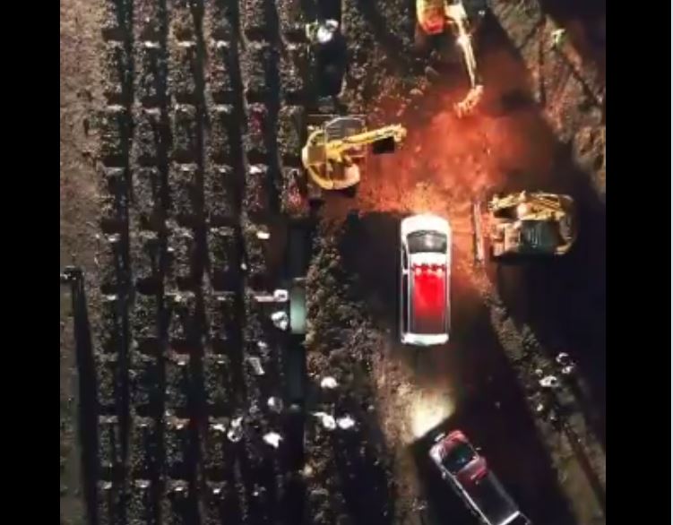 فيديو يثير الرعب: عملية دفن جماعي لضحايا كورونا ليلا