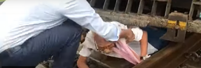 نجاة رجل بأعجوبة من الدهس تحت القطار (فيديو)
