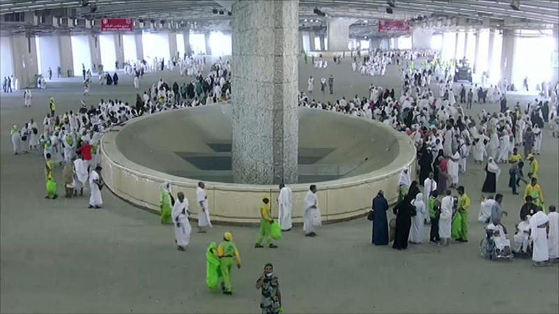 الحجاج ينهون رمي الجمرات