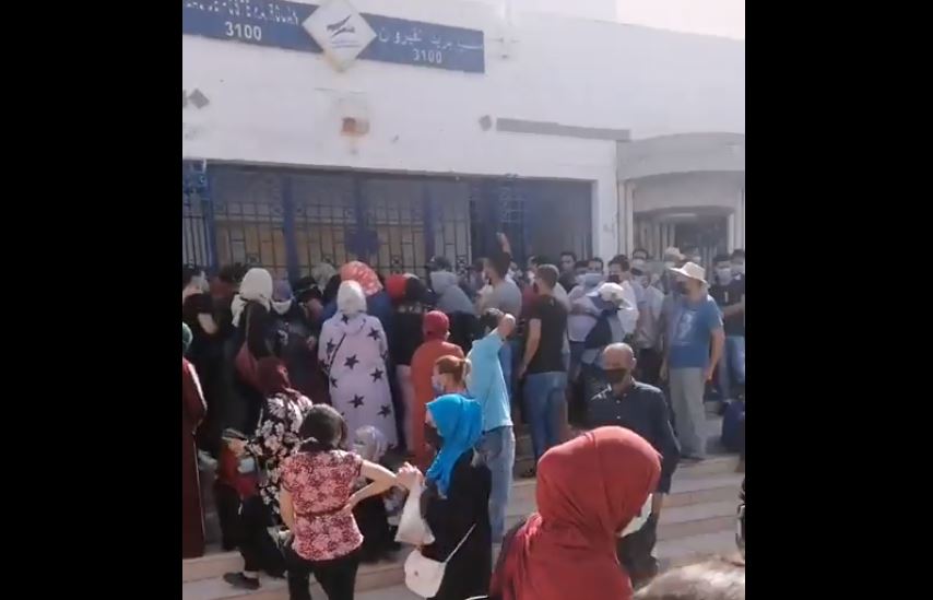 مشهد خطير جدا من أمام مركز بريد بالقيروان (فيديو)