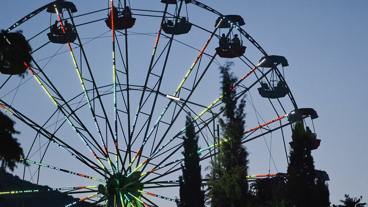 لحظة خروج لعبة ملاهي عن السيطرة