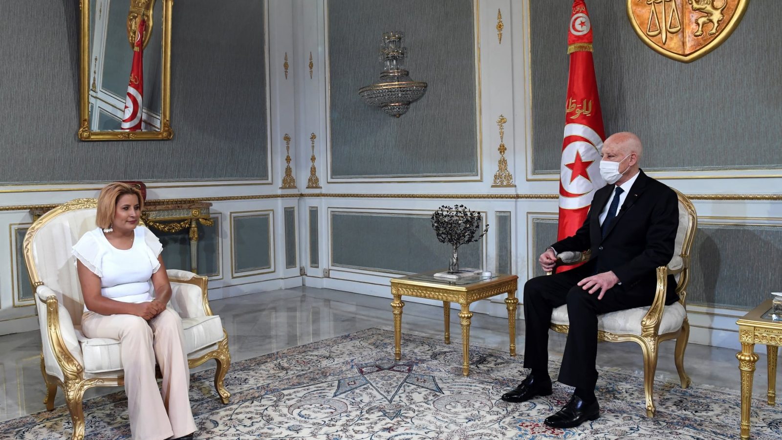 استقبلها قيس سعيد/ هذه المرأة وراء إعادة سكة الفسفاط(فيديو)