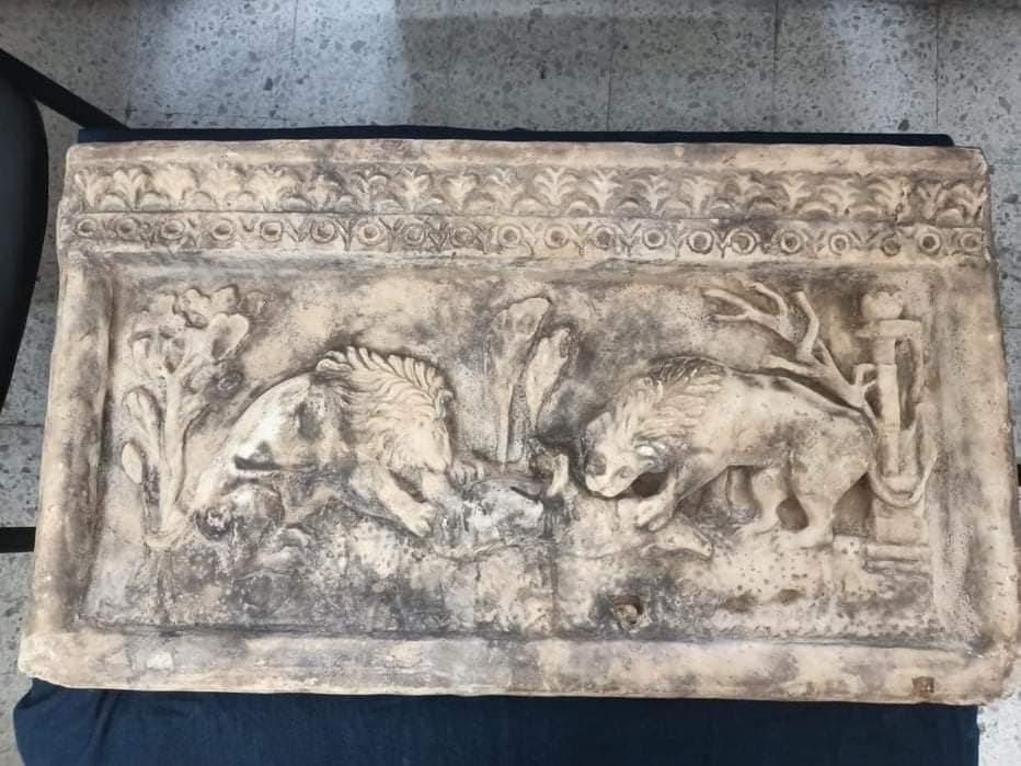 ايقاف 3 أشخاص وحجز لوحات وقطع أثرية مستخرجة من البحر (صور)