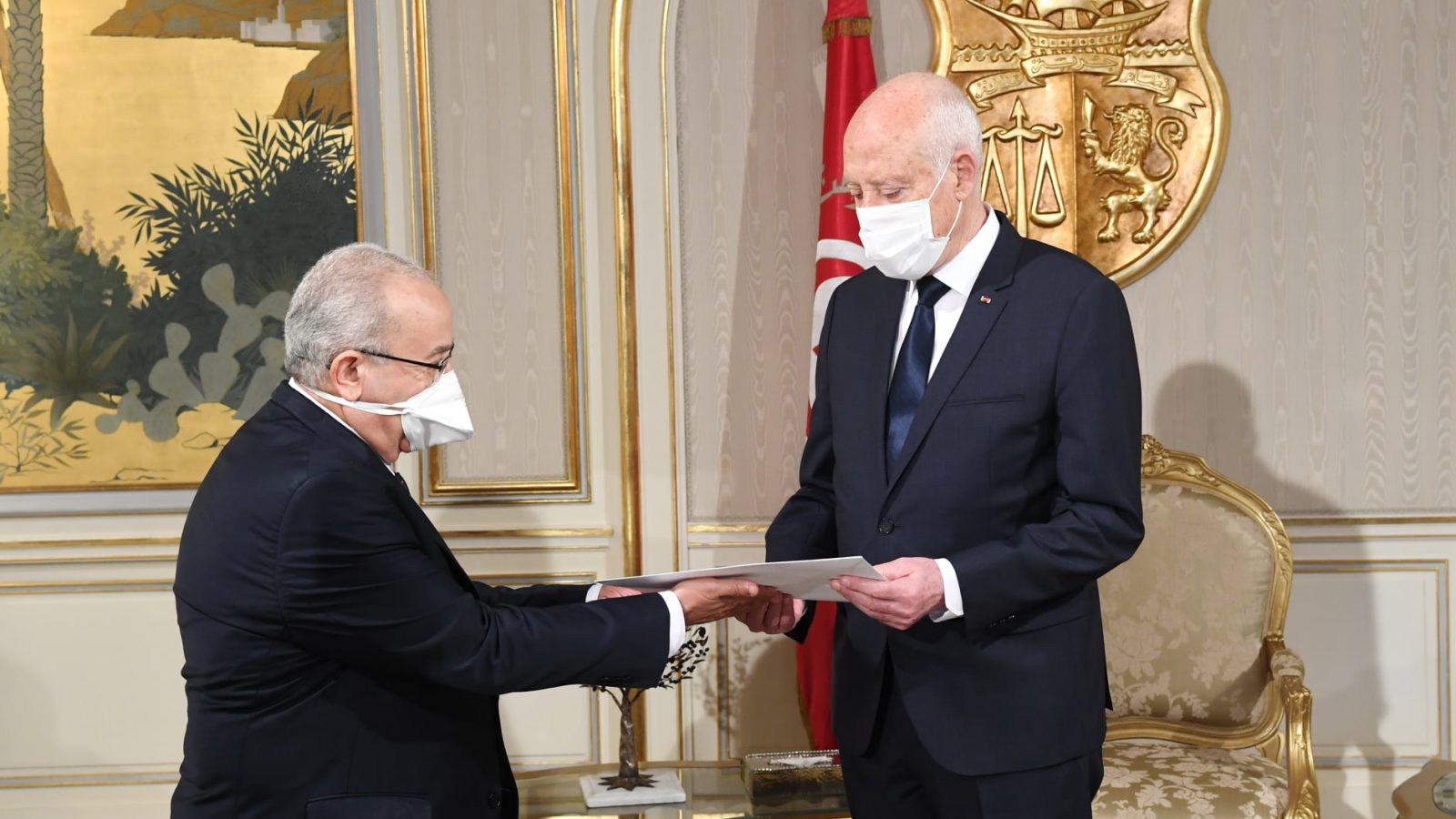 قيس سعيّد يتلقى رسالة من الرئيس الجزائري (فيديو)