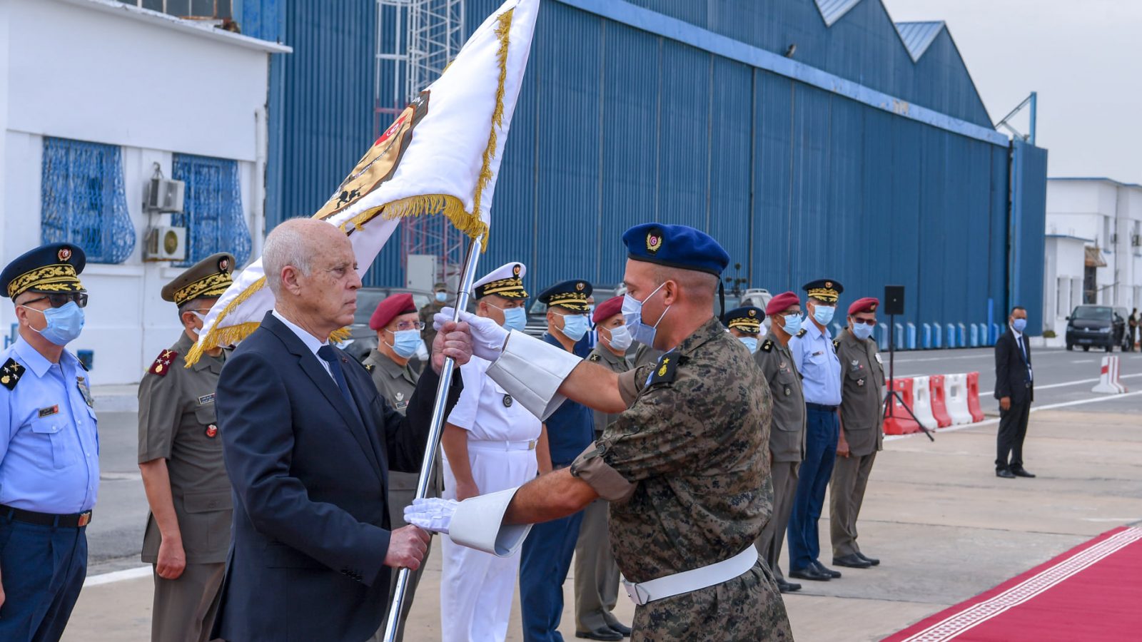 قيس سعيد: مؤسسات الدولة تعمل حتى وإن جمّدت بعضها (فيديو) قيس سعيد: مؤسسات الدولة تعمل حتى وإن جمّدت بعضها (فيديو)