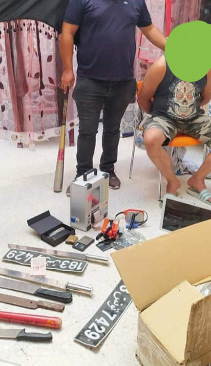 العاصمة/سيوف ومخدرات ومجرم خطير داخل منزل فنانة شهيرة (صورة)