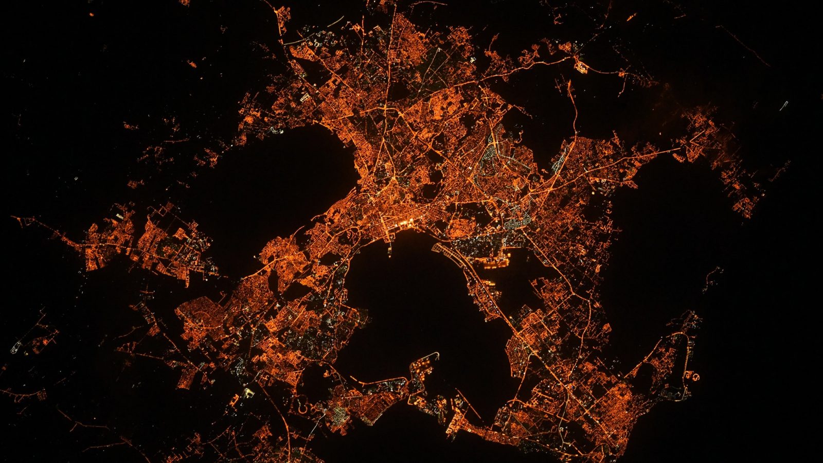 رائد فضاء فرنسي يتساءل عن اللون البرتقالي في شوارعنا ليلا