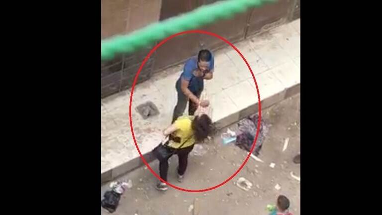 فتاة تُلقّن درسا لشاب تحرّش بها (فيديو)