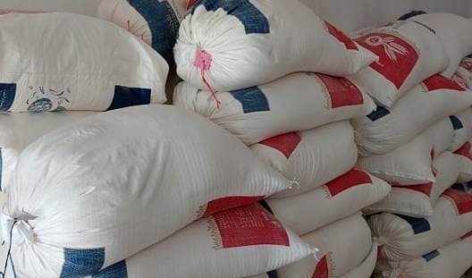 مصادرة كميات من المواد الاستهلاكية في هذه المدينة (صور)