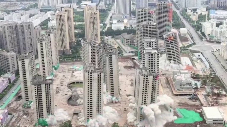 شاهد الفيديو/ تفجير حي كامل بـ 15 عمارة