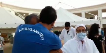 إطار طبي يجهش بالبكاء لهذا السبب (فيديو)