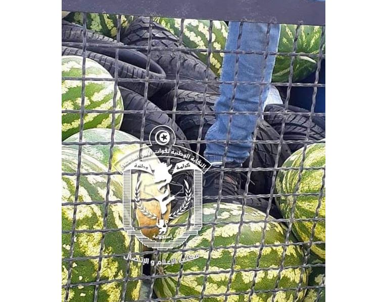 انتبهوا الدلاع يخفي عجلات مطاطية (صور)