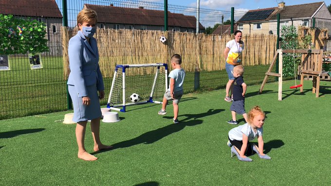 طفلة تسرق حذاء رئيسة وزراء اسكتلندا !