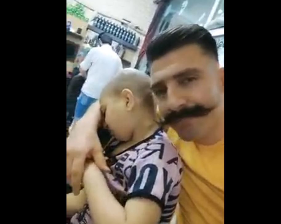 موقف مؤثر جدا لحلاق اضطر لحلق شعر طفلة تبكي بحرقة (فيديو)