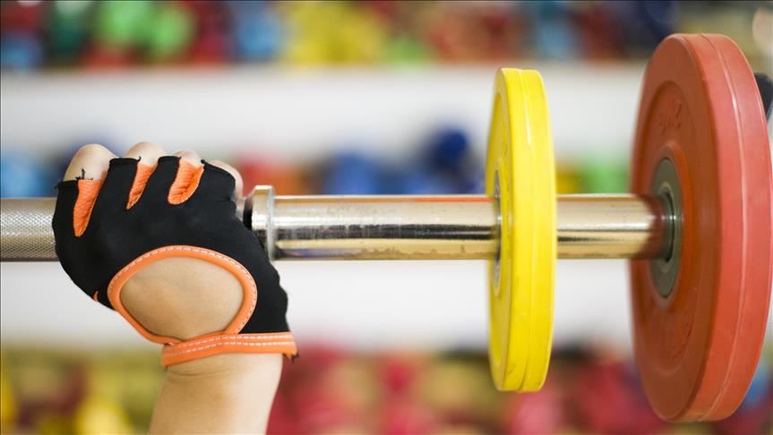 عمرها 100 عام وتصبح أكبر رافعة أثقال في العالم (فيديو)