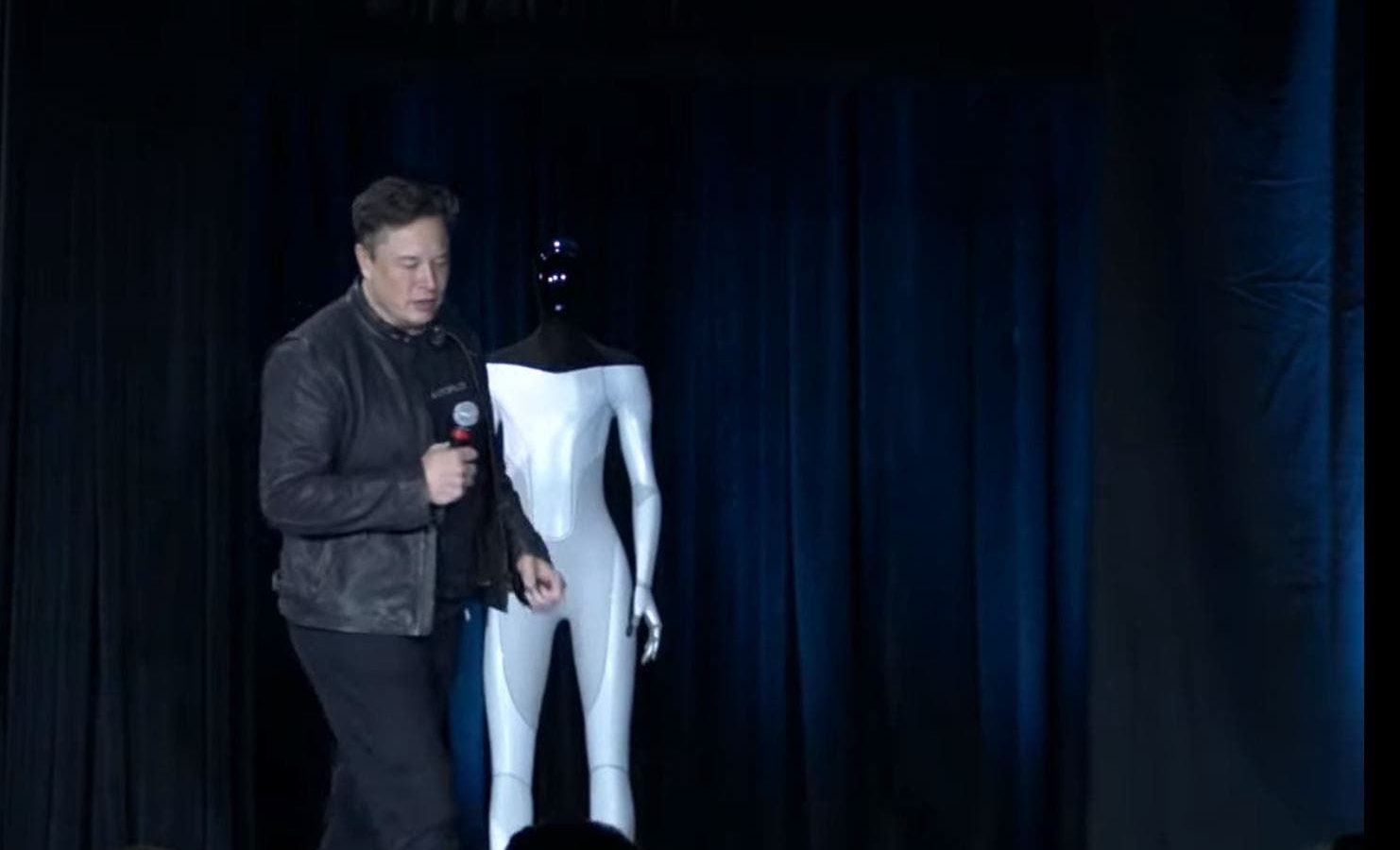 إيلون ماسك يكشف خططا لصنع إنسان آلي