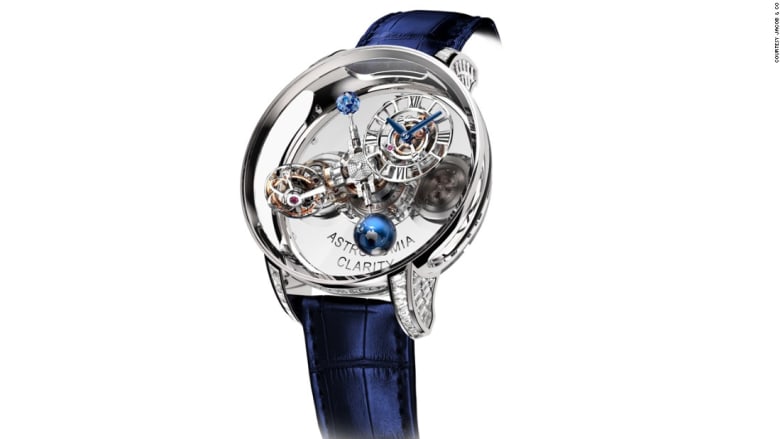 يسترد ساعاته الثمينة بعد عامين من مصادرتها(فيديو)