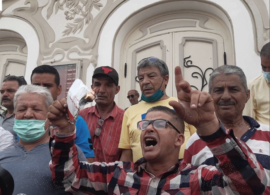 تمزيق الدستور وإحراقه: النيابة العمومية على الخط