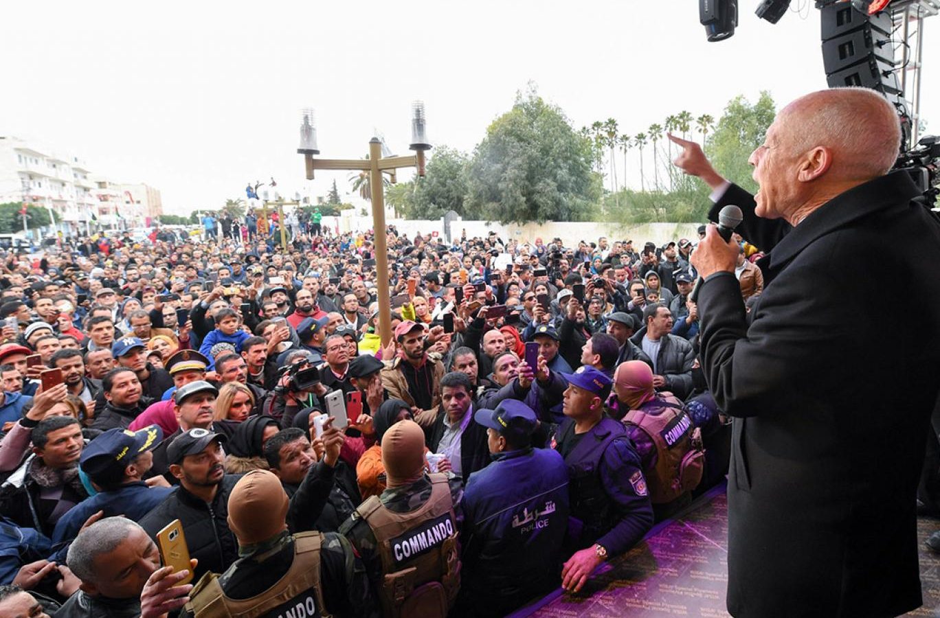 هل يكون تغيير نظام الحكم التفاحة التي ستخرج سعيّد من الجنة؟