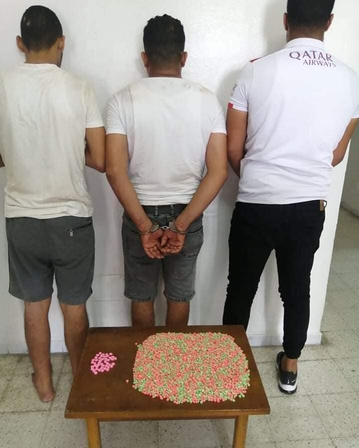 جربة: القبض على 3 أشخاص وحجز آلاف الأقراص المخدرة وبدلتين عسكريتين