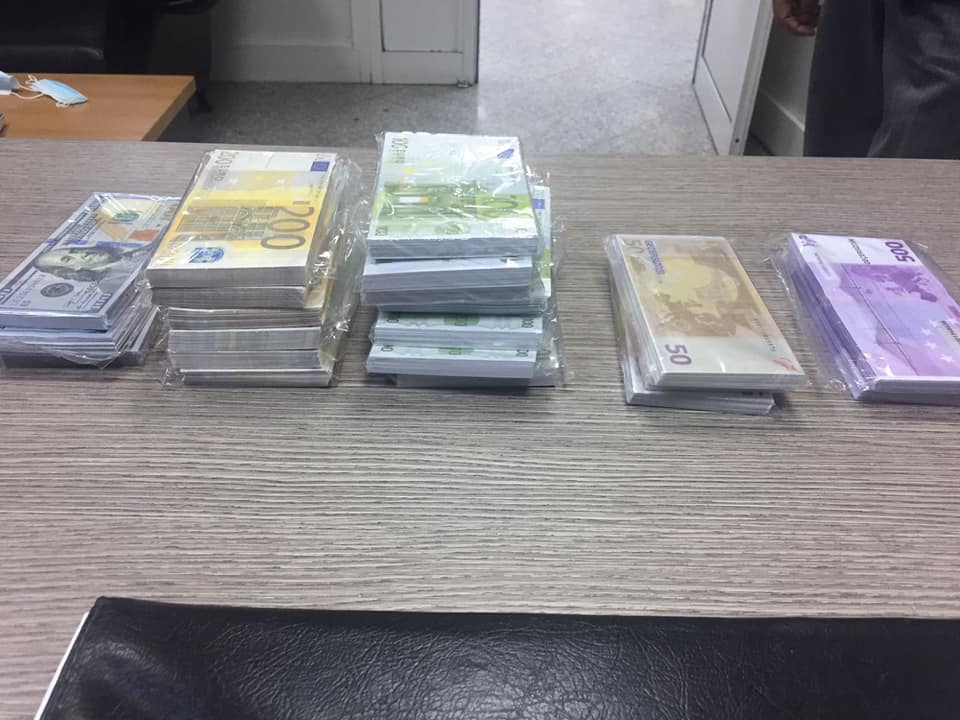 مطار قرطاج: ضبط حلي وعملة صعبة مزيفة (صور)