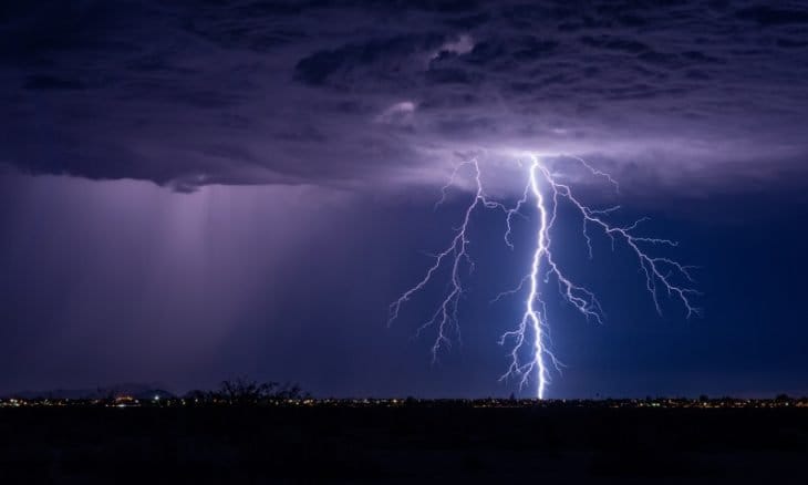 صاعقة رعدية تودي بحياة أم وابنها