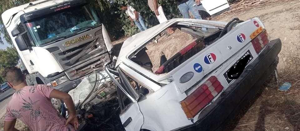 قتيلان في حادث اصطدام بين شاحنة وسيارة(صور)
