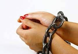 شوهت وجه صديقها ثم طعنته ولاذت بالفرار