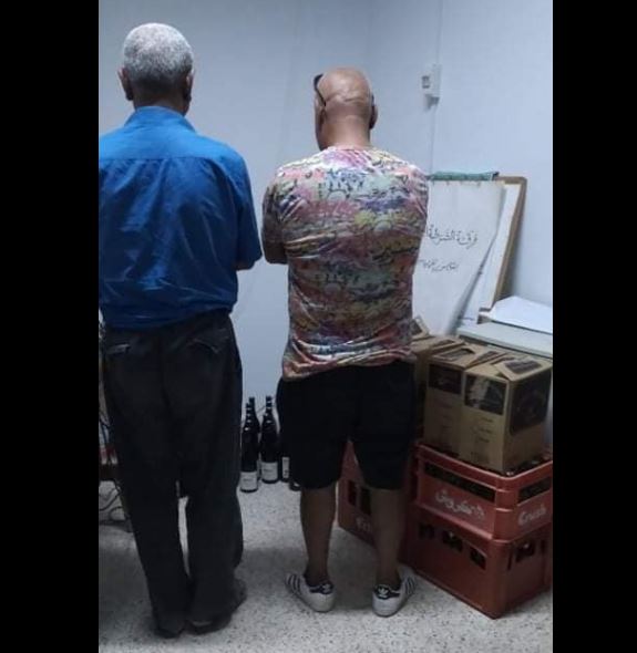 قابس: إيقاف شخصين يبيعان المشروبات الكحولية خلسة قابس: إيقاف شخصين يبيعان المشروبات الكحولية خلسة