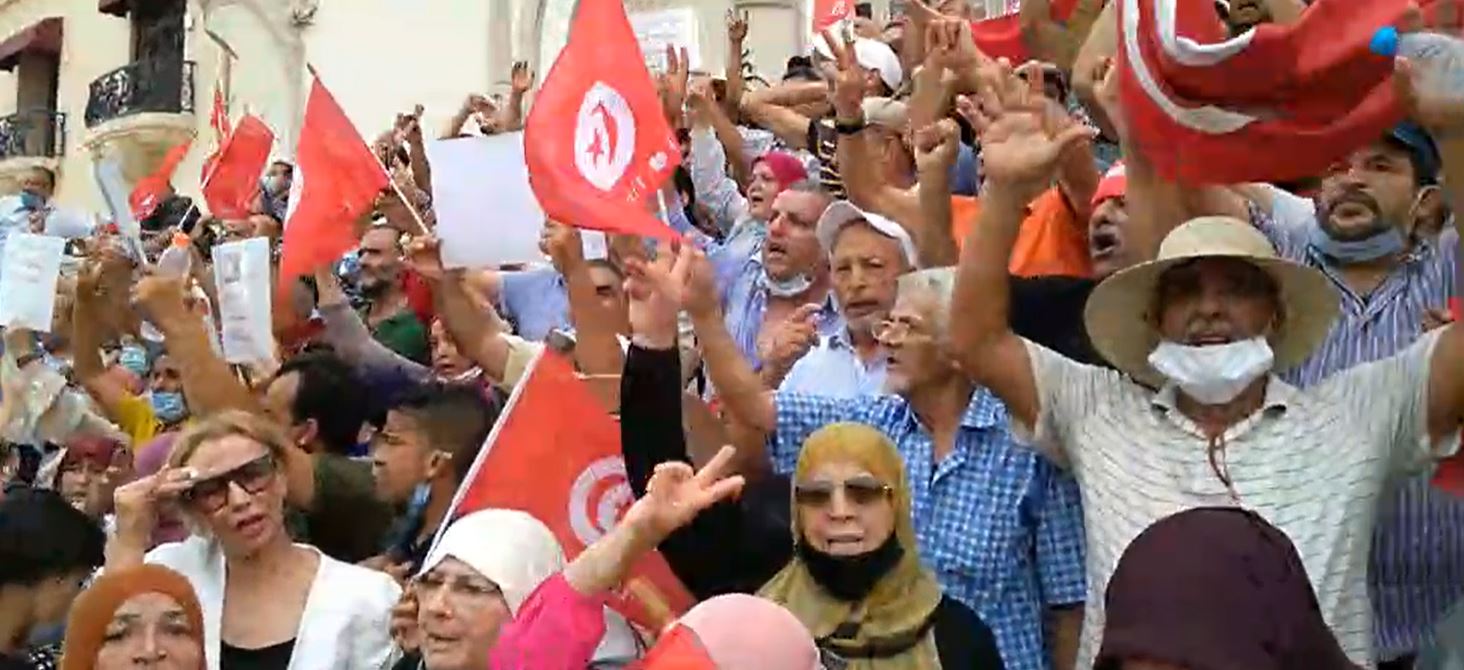 تجمع وسط العاصمة احتجاجا على إجراءات قيس سعيد (فيديو)