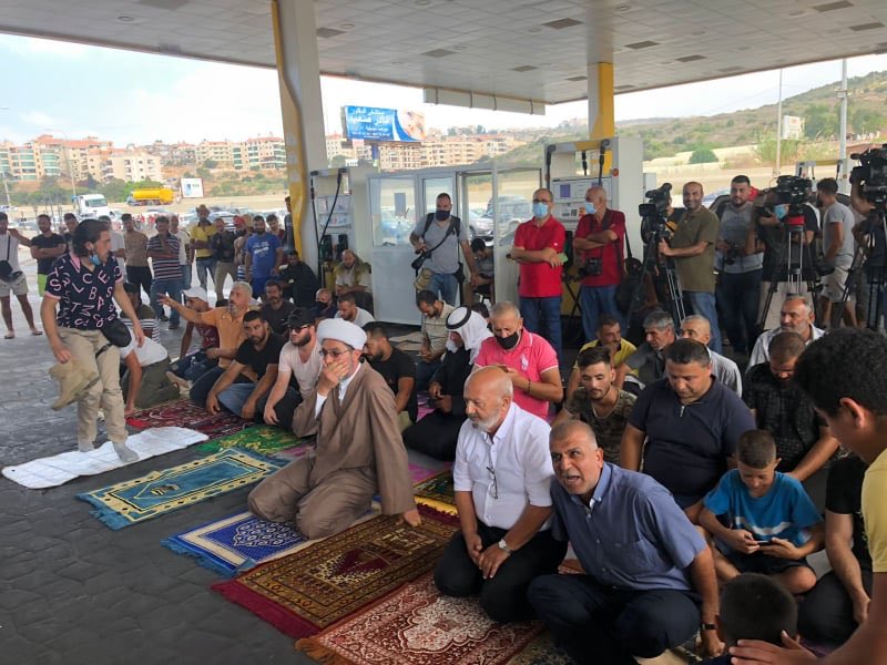 شاهد الفيديو: صلاة الجمعة في محطة للبنزين