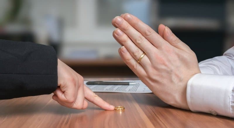 زوجة تطلب الطلاق تلبية لطلب زميلتها العاشقة للزوج