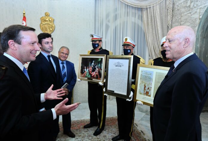 بشهادة سيناتور ديمقراطي/ هكذا جرى لقاء الوفد الأمريكي بقيس سعيد بشهادة سيناتور ديمقراطي/ هكذا جرى لقاء الوفد الأمريكي بقيس سعيد