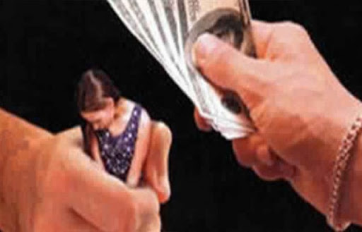 تنجب أطفالا خارج إطار الزواج ثم تبيعهم