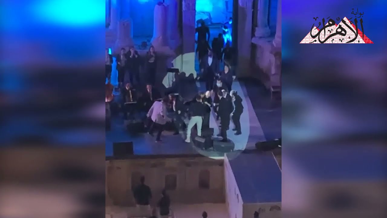 ماجدة الرومي تفقد توازنها على مسرح مهرجان جرش بالأردن