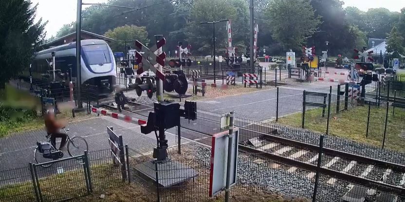 شاهد الفيديو/ كاد القطار يصدمها…