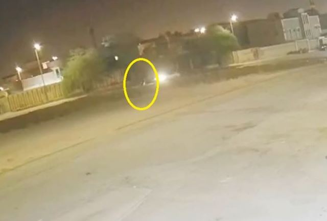 شاهد الفيديو/ سيارة تدهس فتاتين