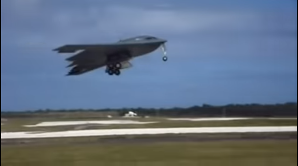 شاهد/ هبوط اضطراري لقاذفة “شبح” أمريكية تعد من الأغلى في التاريخ وتعرضها لأضرار جسيمة